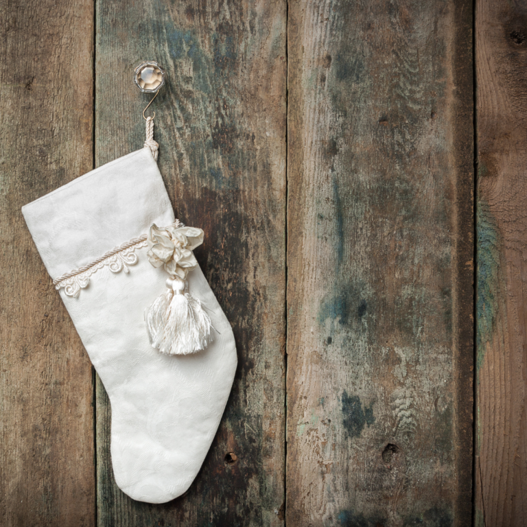 Easy Simple Christmas Mantel Decor